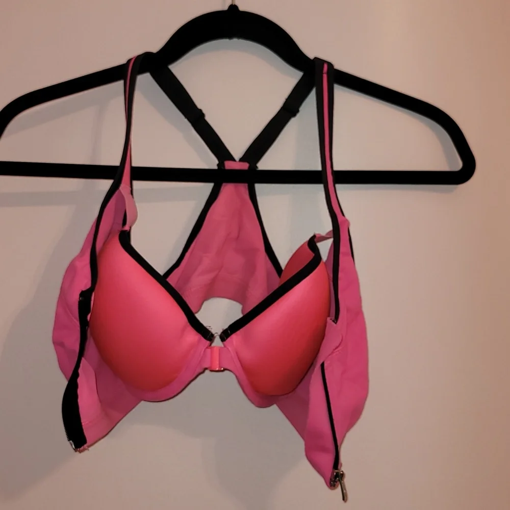 Victoria Secret Maxium Sports Bra - Picture 4 of 4